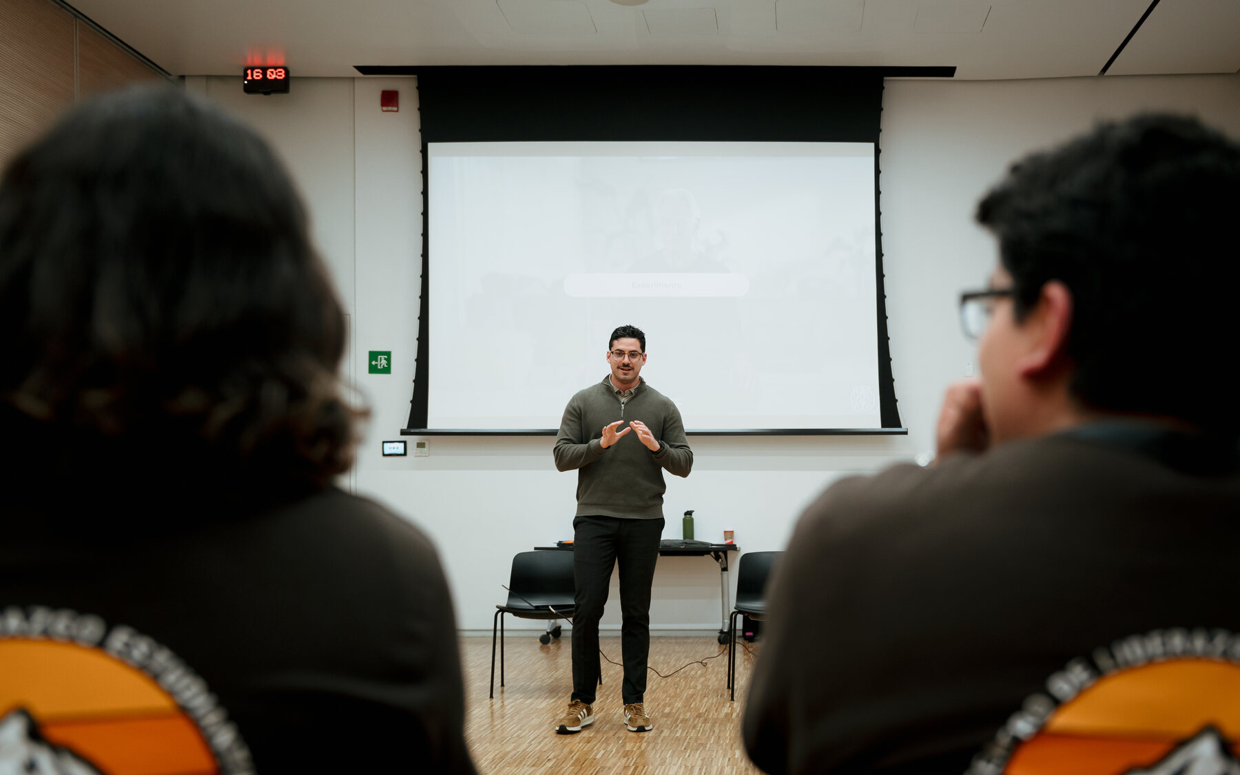 Rodrigo facilitando un taller frente a un grupo
