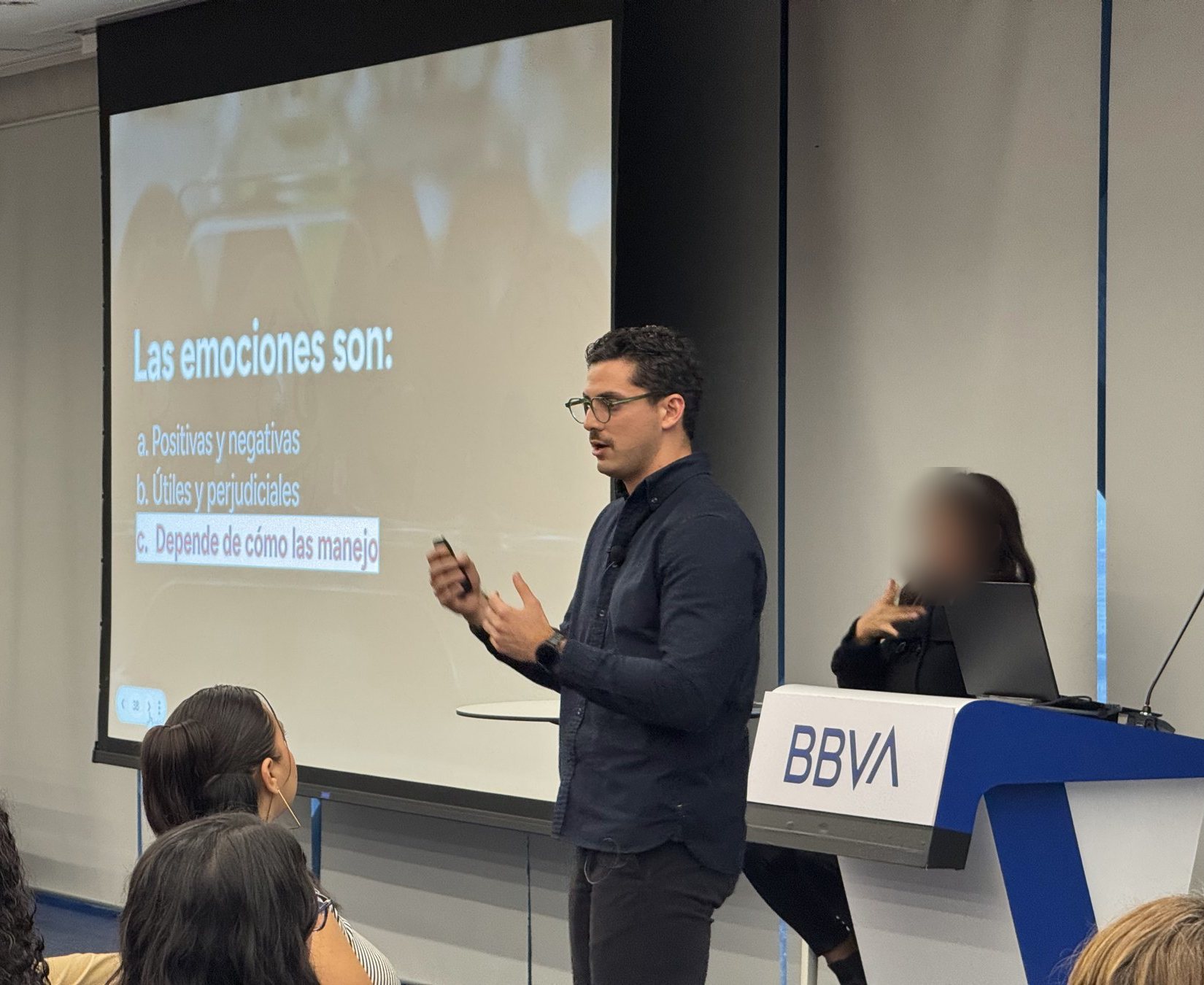 Rodrigo impartiendo un taller de inteligencia emocional en BBVA