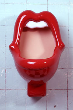 kisses urinal