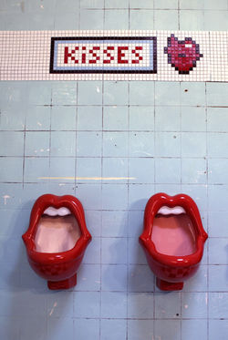 kisses urinal