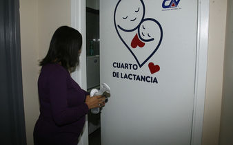 Mujeres deben amamantar a Bebés en sus Centros de Trabajo: OPS