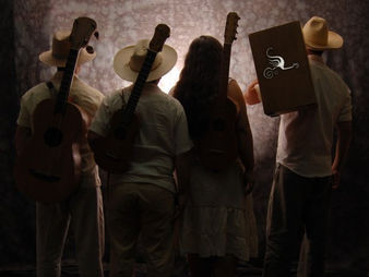 El grupo La Pura Pulpa difunde la música tradicional mexicana en el norte del país