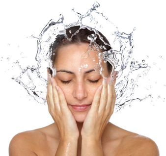 No se debe usar agua caliente cuando se apliquen productos humectantes de la piel