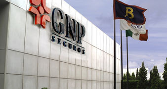 Vehículos de Transporte de Empleados de GNP Seguros se usarán para transportar a personal médico, An