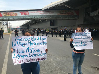 Bloquean acceso al AICM papás de niños con cáncer