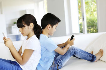 Alertan a padres a reducir el uso de celulares y tabletas en sus hijos