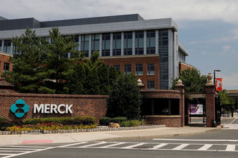 AstraZeneca y Moderna lideran la carrera por la vacuna contra el COVID-19, Merck cree tener una mejo