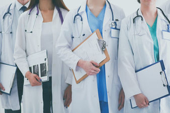 Convoca la Secretaría de Salud a Médicos a unirse a la lucha contra el COVID-19; a cambio les ofrece