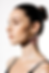 Femme de profil portant des boucles d'oreilles fleurs séchées