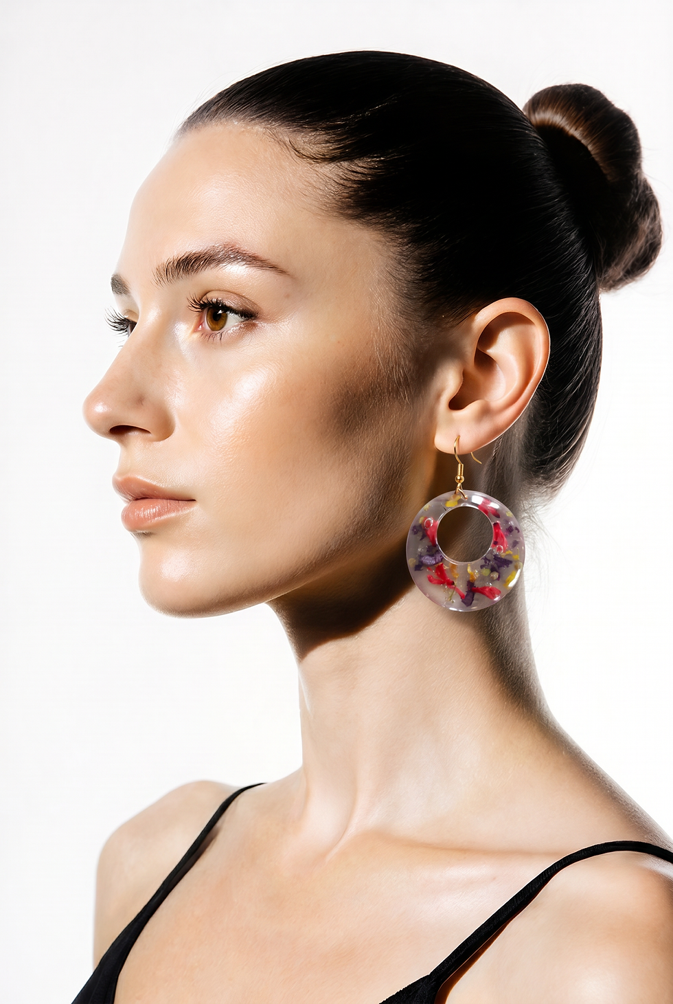 Femme de profil portant des boucles d'oreilles fleurs séchées