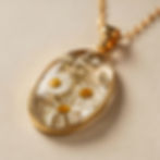 Vue rapprochée d'un collier fantaisie en laiton légèrement oxydé