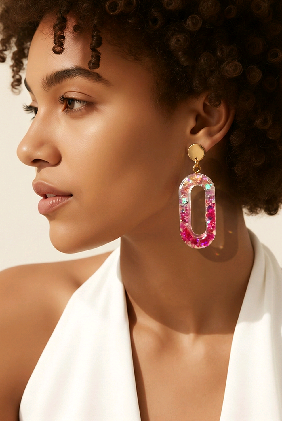 Boucles d'oreilles déclinaison de rose sur une femme