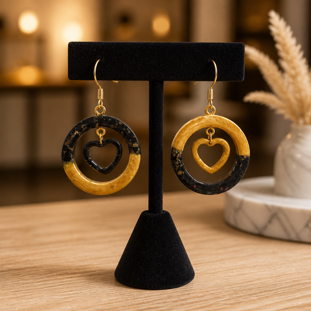 Boucles d'oreilles cœurs suspendus en noir et or