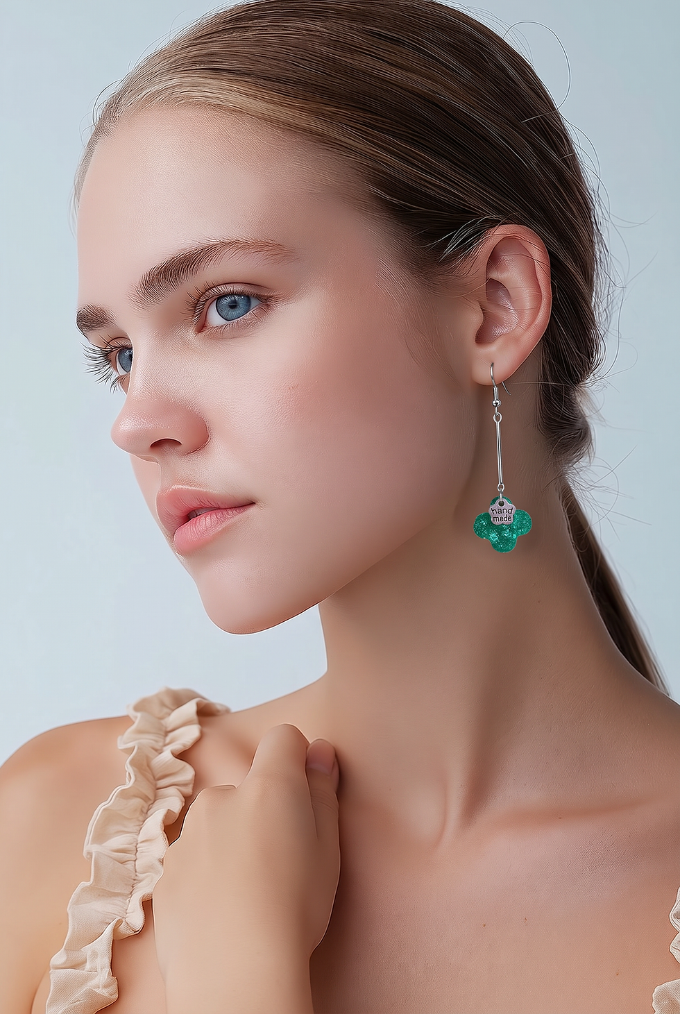 Femme portant des boucles d'oreilles trèfles vertes