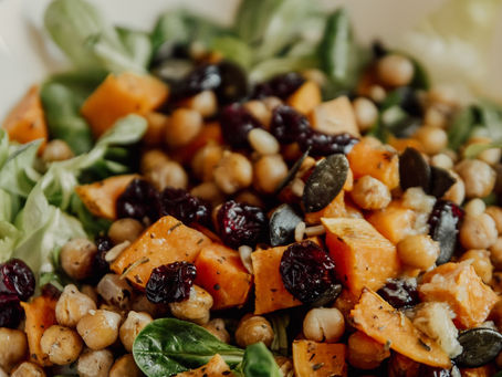 MANGO, CHICKPEAS AND KALE SALAD