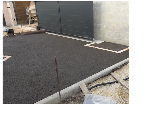 parking en béton drainant coloré noir carbone