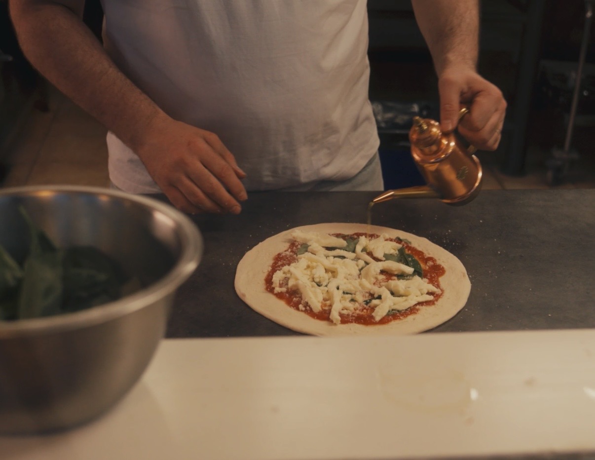 Pizza förbereds vid bänken hos Albert
