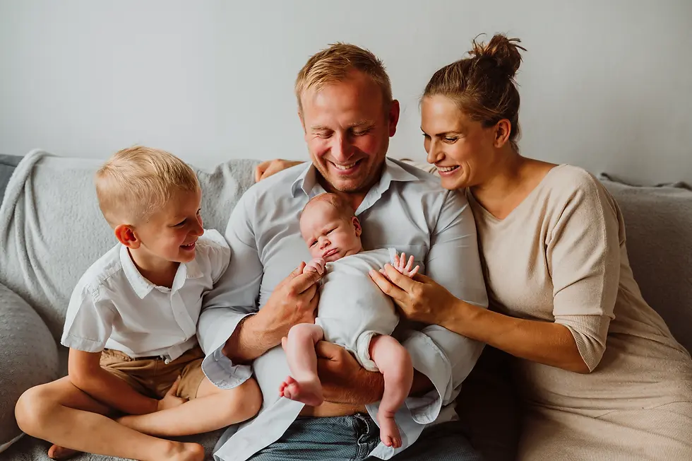 Rodzinne zdjęcie - sesja noworodkowa lifestyle Warszawa rodzina