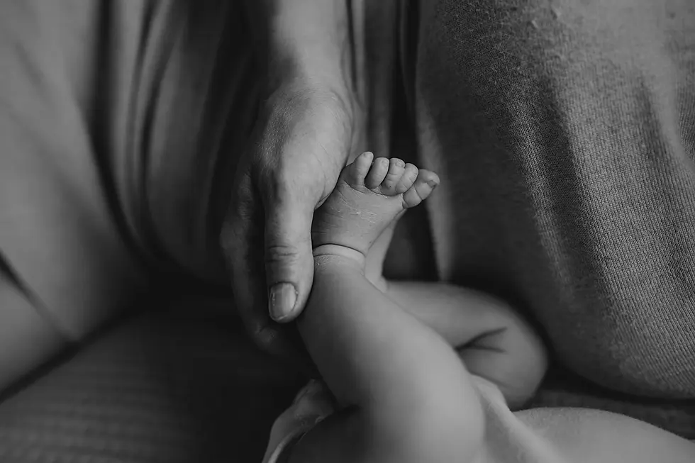 Pamiątka z narodzin – detale noworodka na zdjęciach pełnych emocji