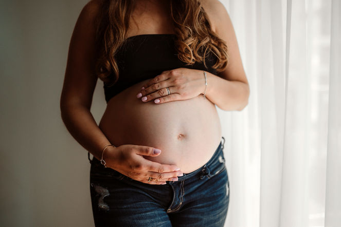 Naturalna sesja ciążowa w domu Warszawa- fotograf rodzinny