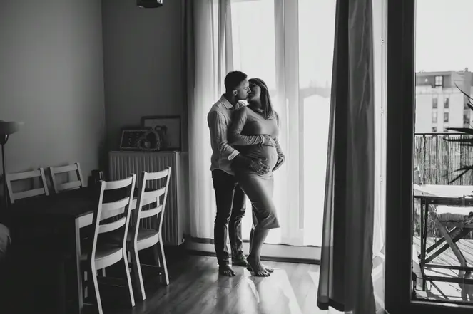 Naturalna sesja ciążowa w domu Warszawa