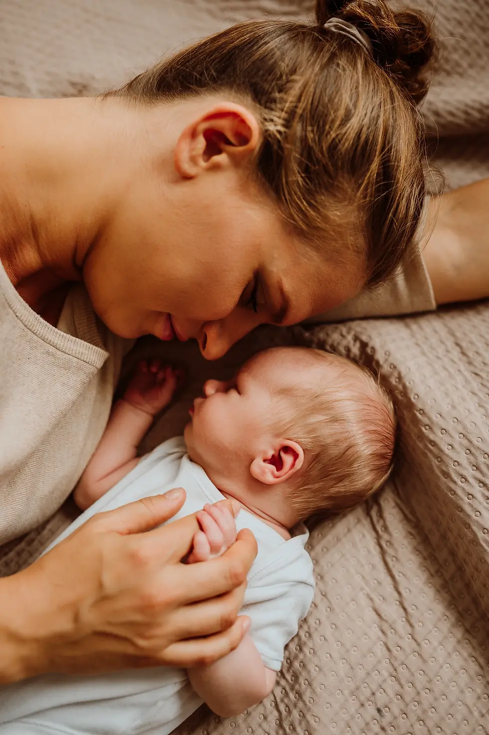 Naturalna sesja noworodkowa w domu – profesjonalny fotograf rodzinny Warszawa.