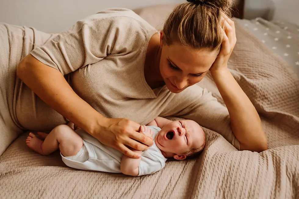 mama z nowonarodzonym synkiem sesja w domu Warszawa