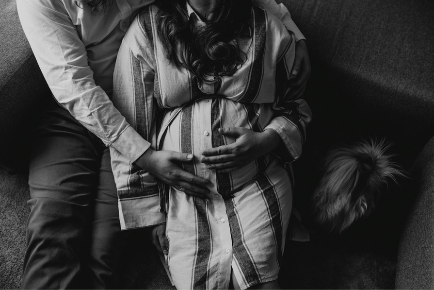 Naturalna sesja ciążowa w domu Warszawa- fotograf rodzinny