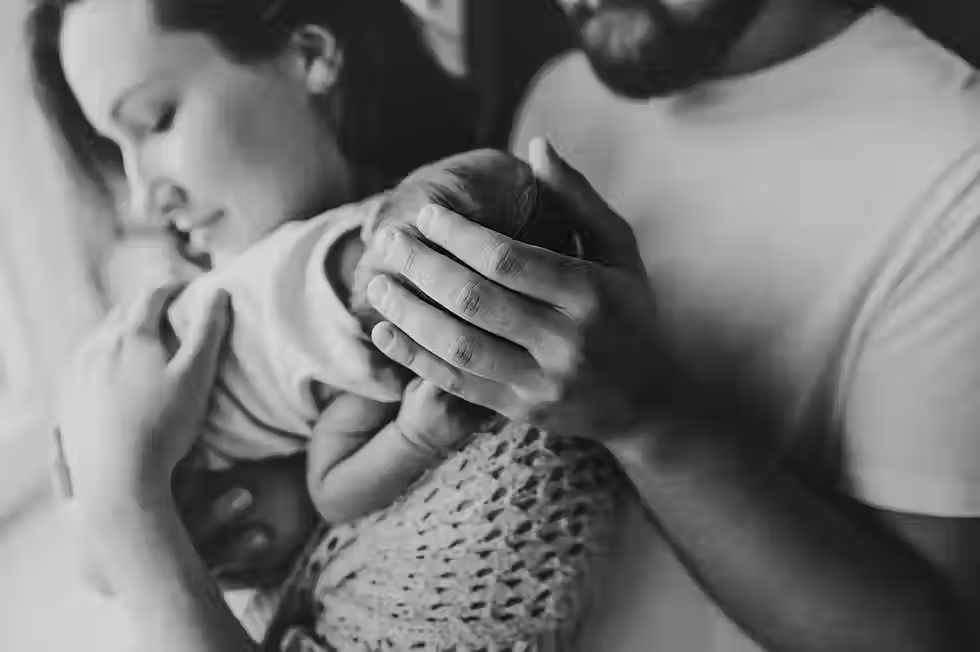 sesja noworodkowa Warszawa dłoń taty i główka noworodka