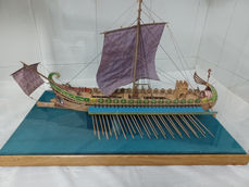 Barco de guerra en urna