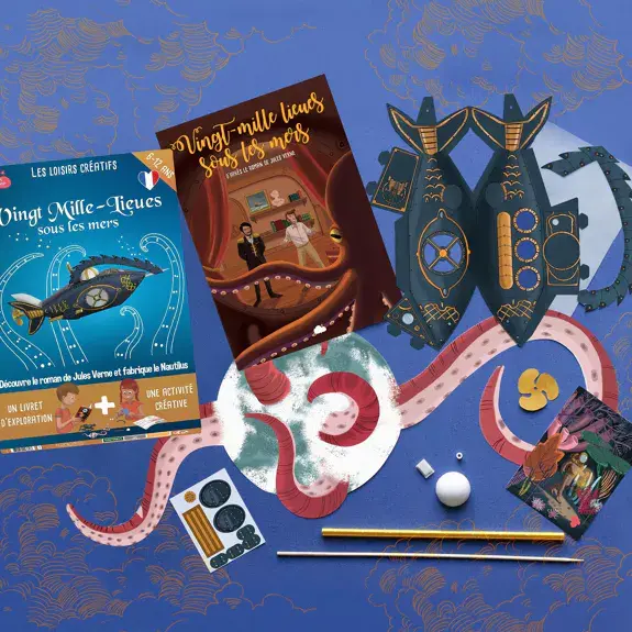 Miniature : Kit créatif “Vingt Mille Lieues sous les mers” avec livret illustré, pièces du Nautilus en carton et accessoires à assembler.