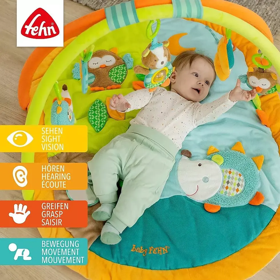 Miniature : Bébé allongé sur le tapis d’éveil Fehn forêt avec arches et jouets sensoriels