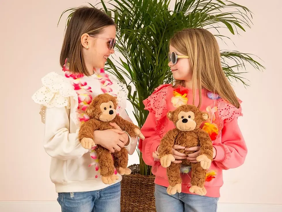 Miniature : Deux enfants tenant une peluche singe brun, scène joyeuse mettant en valeur un doudou doux et rassurant