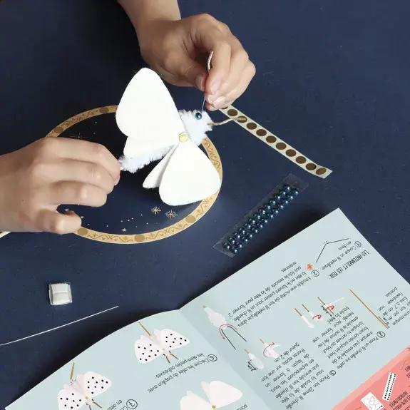 Miniature : Kit créatif insectes – fabrication d’un papillon de nuit en feutrine avec perles bleues et support décoratif.