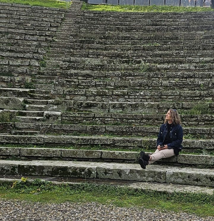 Frau in Italien bei römischen Ausgrabungen in Fiesole