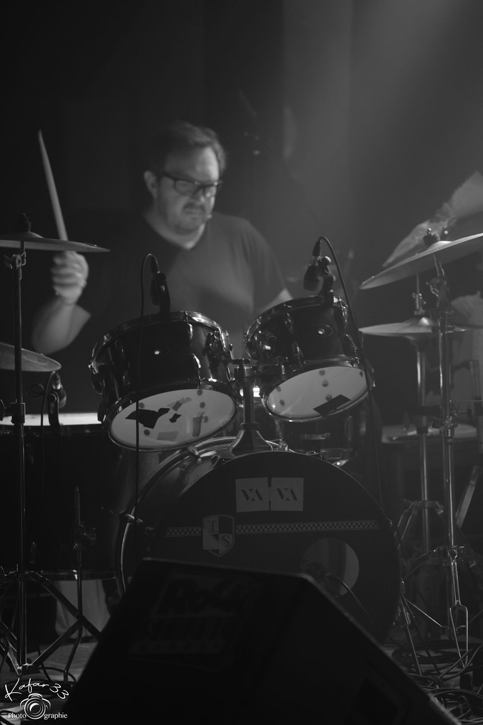 BLACKTONG POWER TRIO PORTRAIT BATTEUR N&B À LA ROCK SCHOOL BARBEY