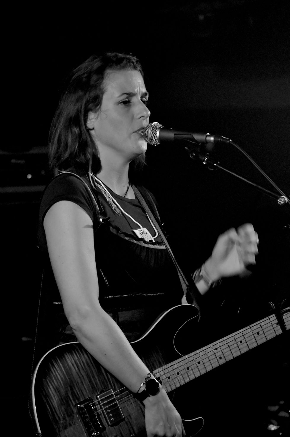 BLACKTONG ROCK SCHOOL BARBEY - CREDIT PHOTO RICKY RICKMANS Portrait chanteuse guitariste