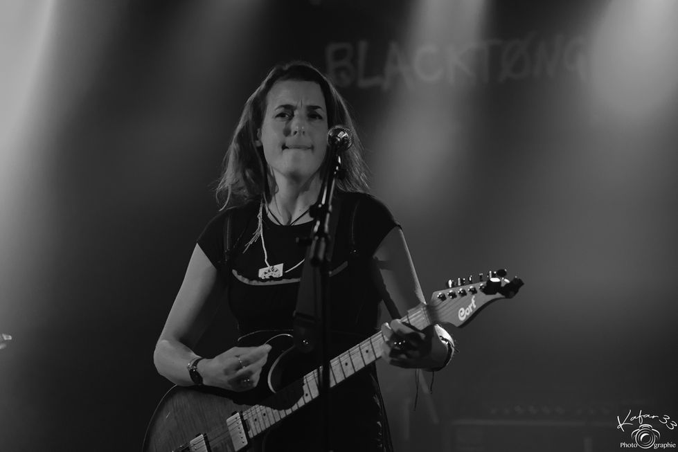 BLACKTONG PORTRAIT CHANTEUSE N&B À LA ROCK SCHOOL BARBEY.jpg