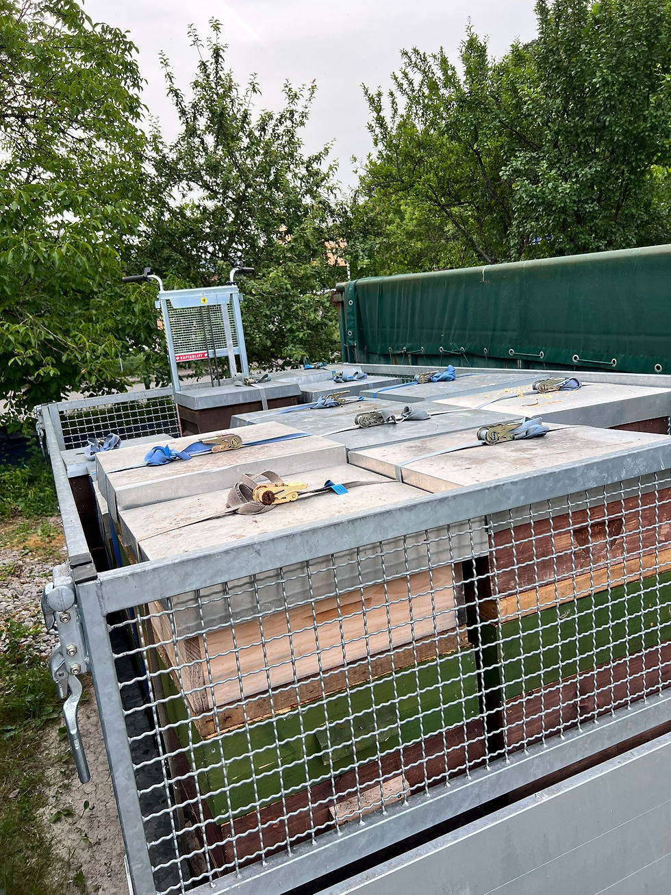 Anhänger Mit unseren Bienenkästen