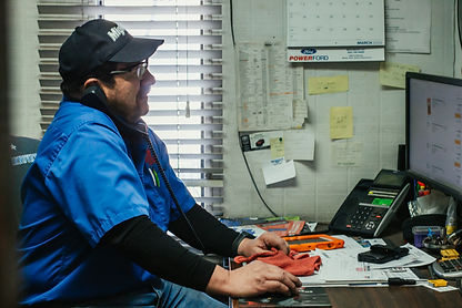 AA Auto mechanic in Albuquerque scheduling an appointment