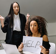 Persona pidiendo ayuda por estrés laboral