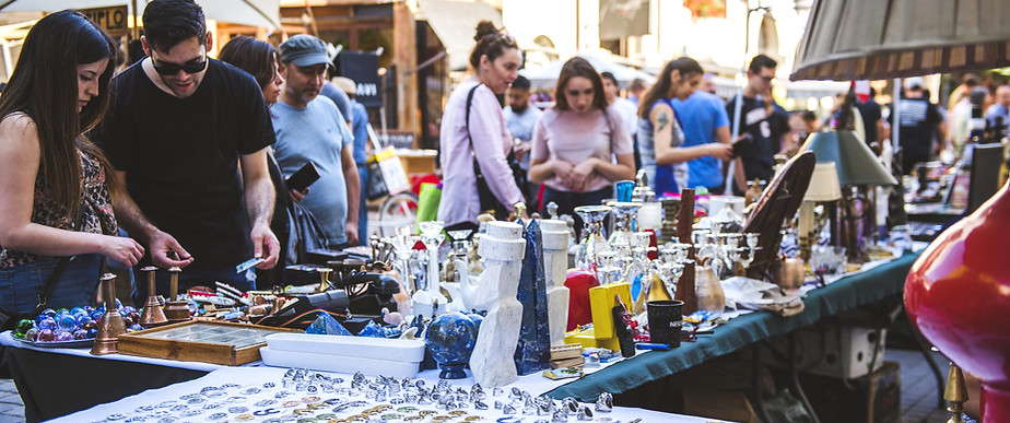 people shopping in market in santiago_ed