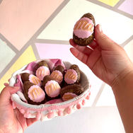 Huevos de chocolate en una cesta