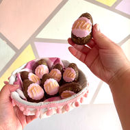 Huevos de chocolate en una cesta 