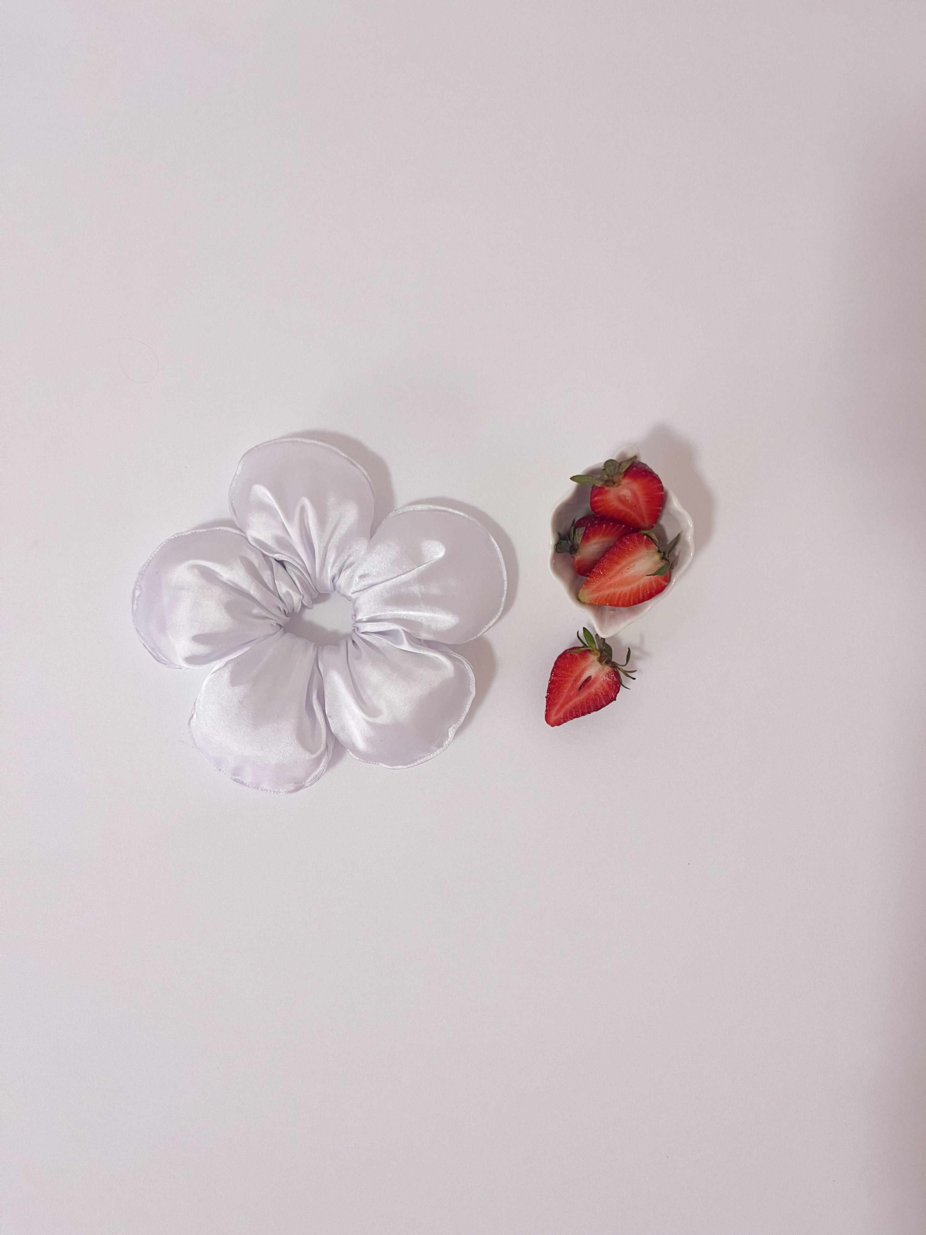 Scrunchie Flower Saten Blanco