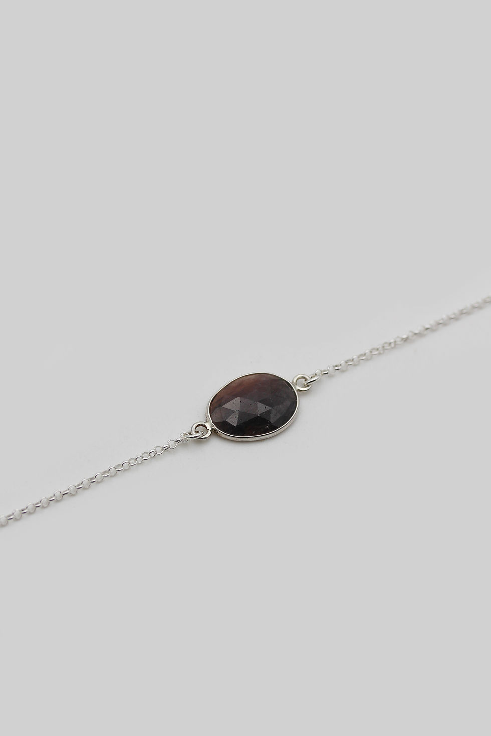 Thumbnail: Bracciale pezzo unico in argento 925 con radice di zaffiro bordeaux