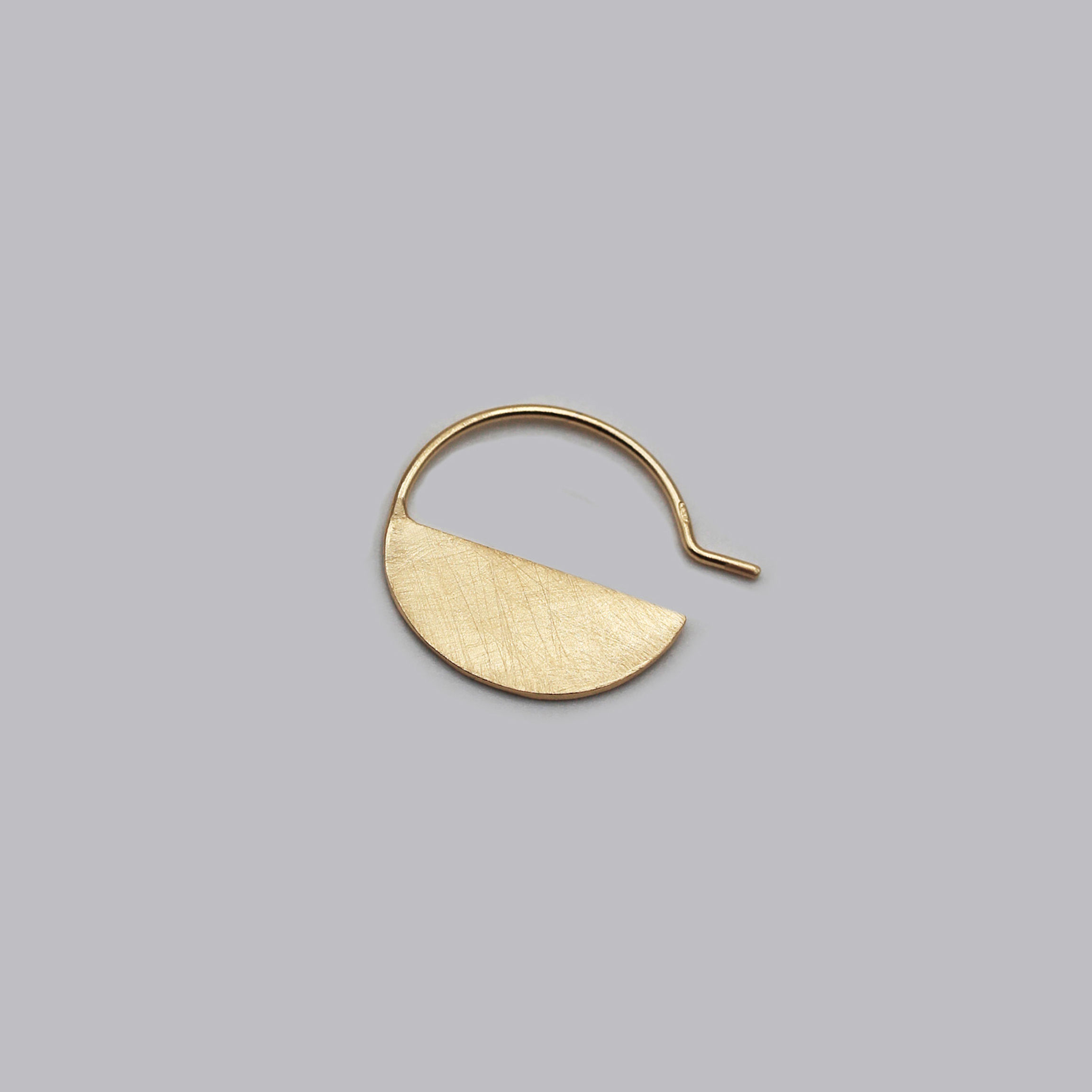 Orecchino a mezza luna con amo lungo in argento 925