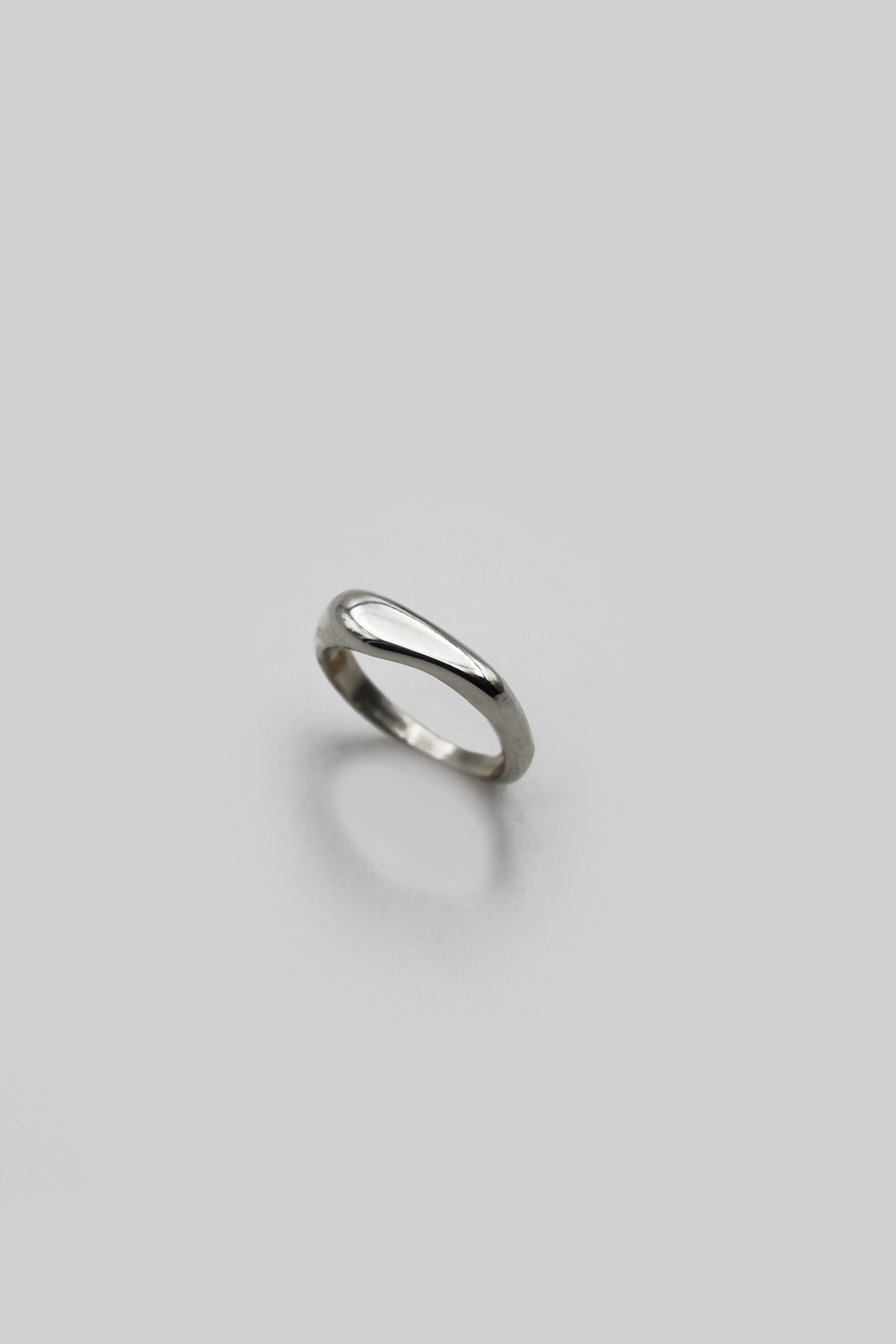 Anello scultoreo in argento 925