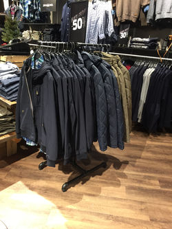 Ironpipe konfeksjonstativ. SuperSellerS Butikkinnredning