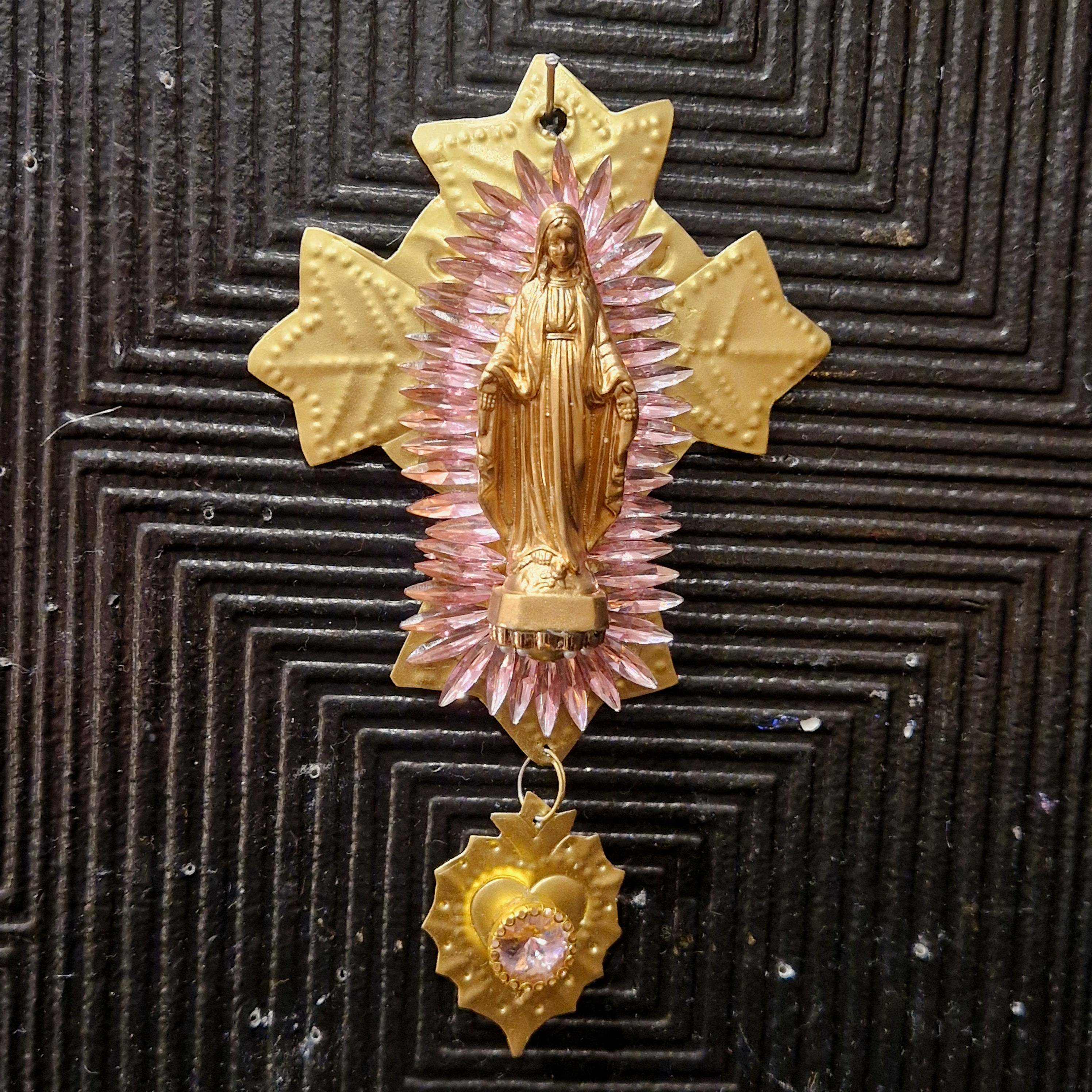 Croix Vierge baroque ornements roses